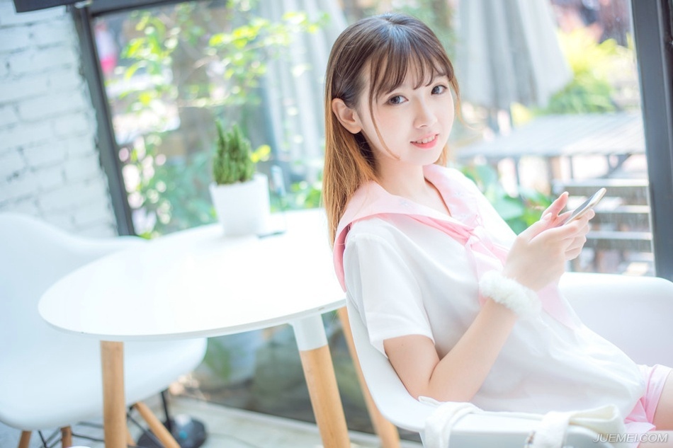 “三弟何故回来？”看到此人，诸葛亮神色一动，沉声道：“可是蜀中有新的消息？”
